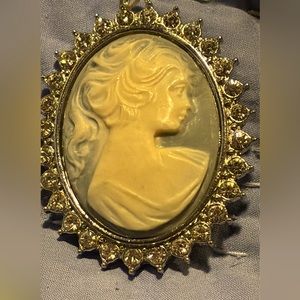 vintage cameo brooch/pendant featuring a woman's profile in white and blue